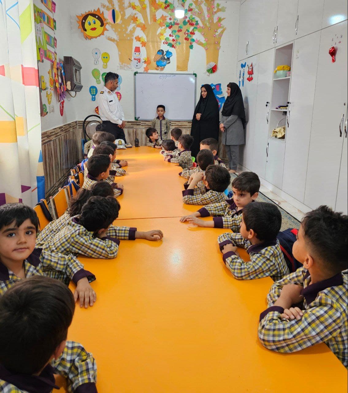 روز پلیس اومدن پلیس درکودکستان کیارش سال۱۴۰۳